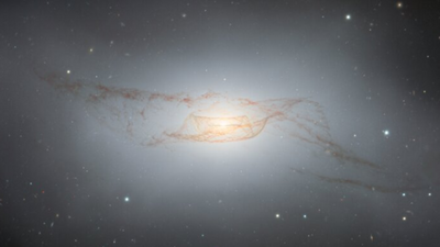 'Trainwreck' galaxy reflects the aftermath of a violent galactic collision (image)