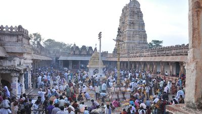 Tourists in short clothes get ‘panche’ and towel at Hampi temple to maintain ‘decorum’