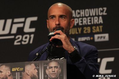 UFC commentator Jon Anik apologizes for criticizing MMA fanbase: ‘I made some regrettable comments’