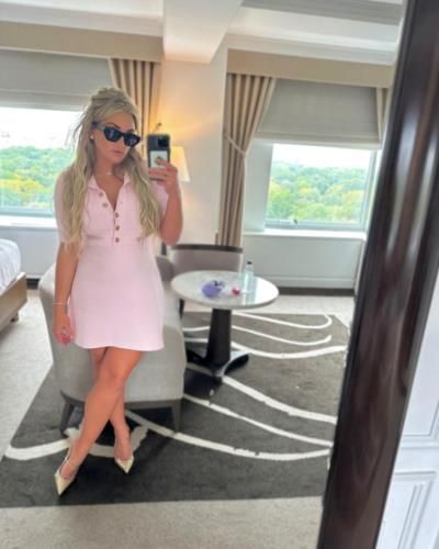 Jamie Lynn Spears: A Glimpse into Her Life Through Stylish Selfies