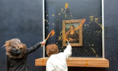 Protesters throw soup at Mona Lisa in Paris