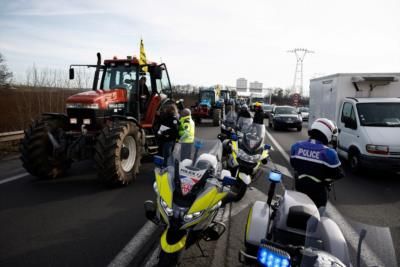 French PM considers increased aid for protesting farmers