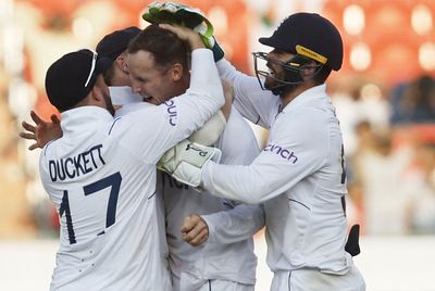 England stun India in thrilling 28-run victory in first Test in Hyderabad