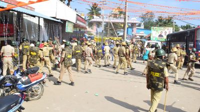 Karnataka | Ruling and Opposition parties spar over removal of saffron flag