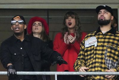 9 photos of Taylor Swift having all the emotions at Chiefs – Ravens