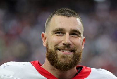 WATCH: Chiefs TE Travis Kelce, Taylor Swift kiss after win vs. Ravens