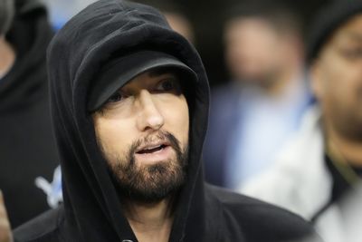 A photo of Eminem flipping double birds at the 49ers crowd had NFL fans making so many jokes