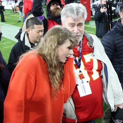 Taylor Swift Calls Travis Kelce’s Father Ed “Dad” Amidst On-Field Celebrations for the Kansas City Chiefs