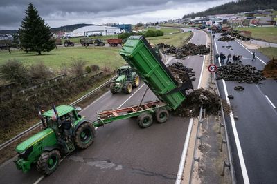 French farmer protests force cancellation of Étoile de Bessèges opener