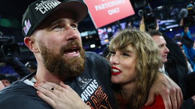 Now That The Chiefs Are Going To The Super Bowl, Swifties Can't Stop Comparing Travis Kelce And Taylor Swift To Classic Rom-Com Couples