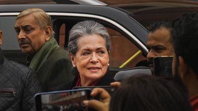 Congress leaders meet at Sonia’s residence to chalk out Lok Sabha strategy