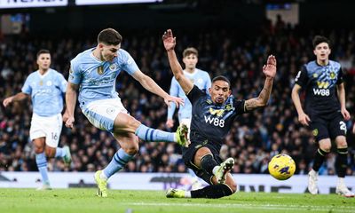 Manchester City keep heat on leaders after Julián Álvarez fires past Burnley
