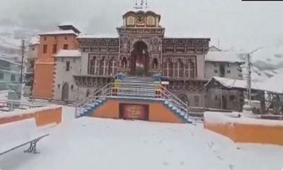 Uttarakhand: Badrinath Dham receives heavy snowfall