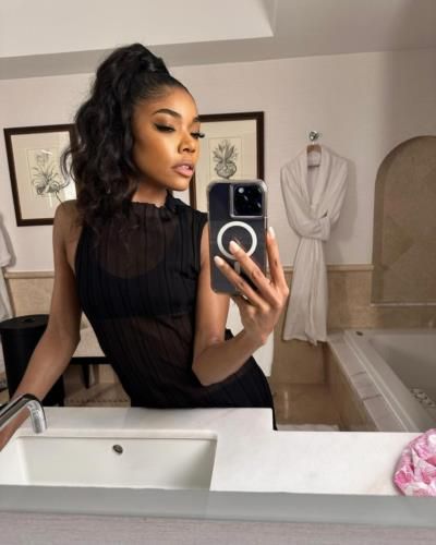 Gabrielle Union's Mirror Selfies: Mastering the Black Slay Game