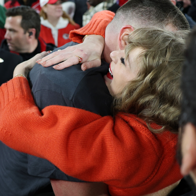 Donna Kelce Gave Taylor Swift Her Travis Kelce Jersey Ring From Ravens Game