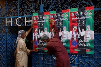 Crackdown and Costs Dampen Pakistan's Election Campaigns