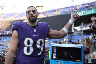 Ravens’ TE Mark Andrews assisted medical professionals in a mid-flight emergency