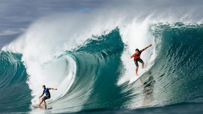 Poor swell sees Pipe Pro surfing on hold for two days