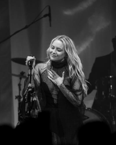 Kate Hudson's Mesmerizing Musical Performance: A Captivating Snapshot