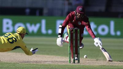 Watch: Australia keeper Josh Inglis misses a run-out from point blank range