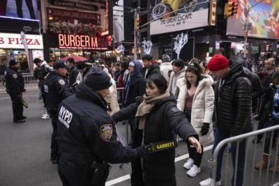 Four fleeing migrants suspected in brutal NYPD attack, whereabouts unknown