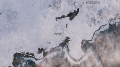 Lava from Iceland volcano spied from space (satellite photo)