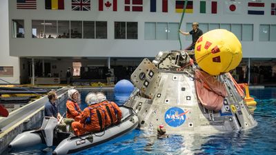 Artemis 2 moon astronauts dive into giant NASA pool for splashdown training (photos)