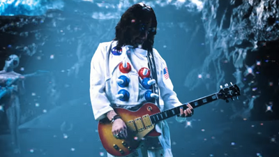 Watch Ace Frehley in video for Walkin' On The Moon