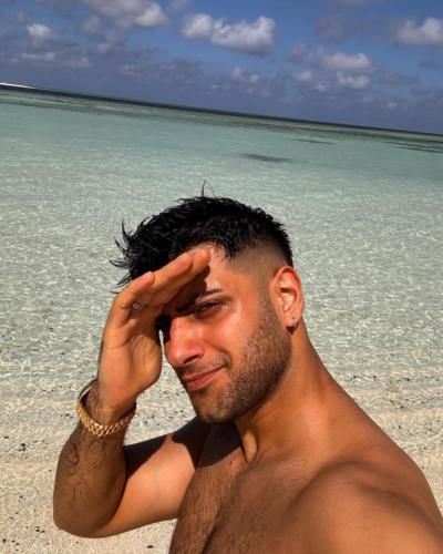 Reynmen's Tropical Vibes: A Snapshot of Carefree Moments