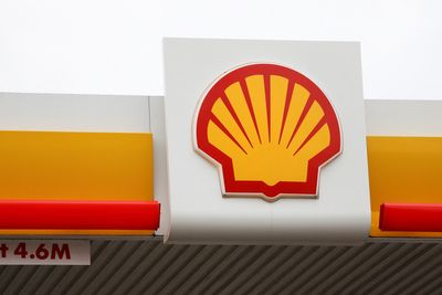 Shell Reports 2023 Profits of $28.25 Billion Amid Market Shifts