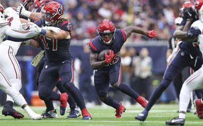 Pros and cons of re-signing RB Devin Singletary