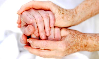 Ban on doctors raising voluntary assisted dying with ill patients to remain as Victoria reviews law