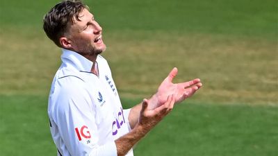 India vs England, 2nd Test: Joe Root forced off field with finger injury