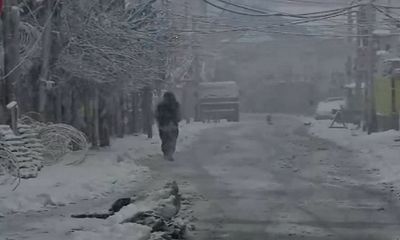J-K: Heavy snowfall witnessed in Srinagar