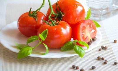 Tomato juice has antibacterial properties that can destroy salmonella