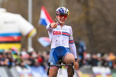 Zoe Backstedt dominates U23 women's race at Cyclocross World Championships