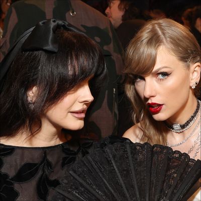 Did Taylor Swift Bring a Fan to the Grammys Just to Whisper Behind It?