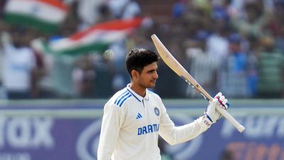 Ind vs Eng 2nd Test | Gill hurts finger, does not take field on day 4