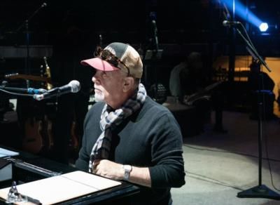 Billy Joel Returns to Grammy Stage with Emotional…