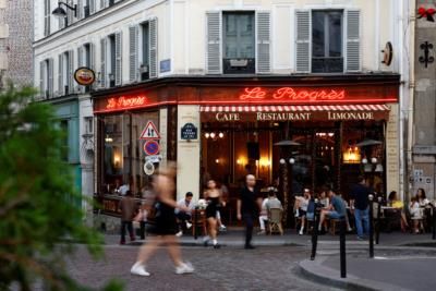 French service sector contracts for eighth straight month
