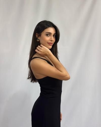 Yasmina Shines in Stunning Black Dress, Exuding Elegance and Glamour