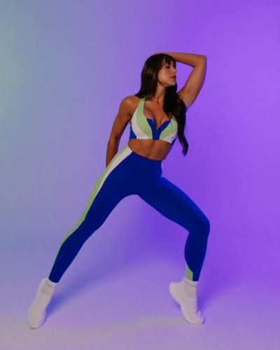 Kelsey Wells: A Stunning Display of Confidence and Vibrant Fashion