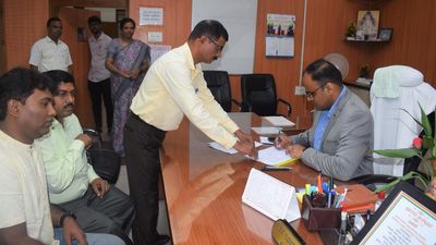 Vijay Kumar takes charge as registrar of Kuvempu University