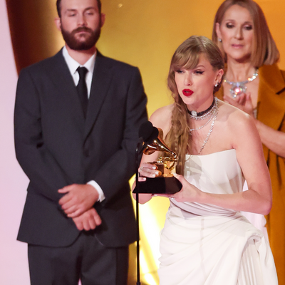 Fans Think Taylor Swift Ignored Céline Dion While Accepting a Grammy From Her
