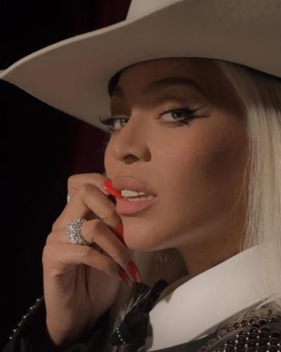 Beyoncé's Powerful Instagram Photoshoot Shows Bold…