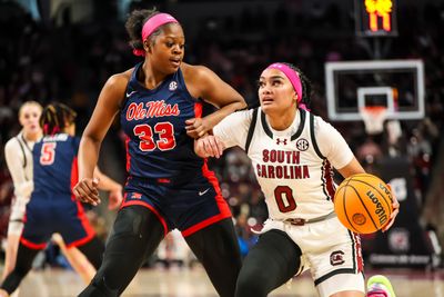 South Carolina and Ole Miss players classily helped a player with an on-court wig accident