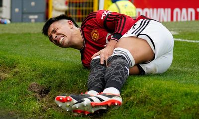 Manchester United hope Martínez will return from knee injury at end of March