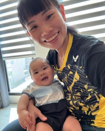 Heartwarming Moments: Tai Tzu Ying's Delightful Interaction with a Baby