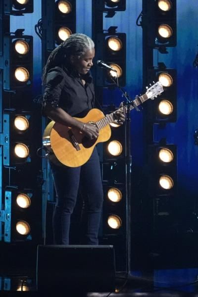Tracy Chapman reunited with band to perform at Grammy Awards
