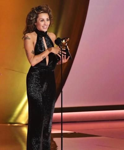 Miley Cyrus Receives Award and Expresses Gratitude to Fans